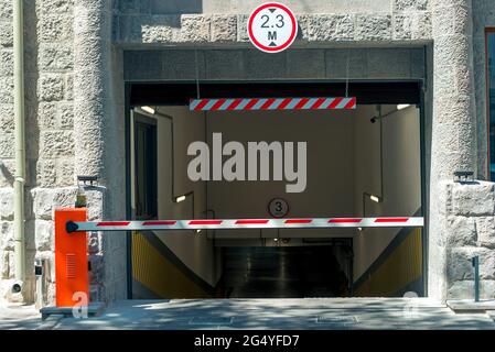 Schranke am Eingang zur Tiefgarage des Einkaufszentrums Stockfoto