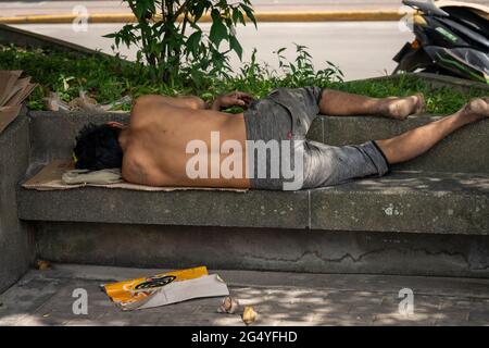 Ein Obdachloser findet Ruhe auf einer Parkbank in Iquitos, Peru Stockfoto