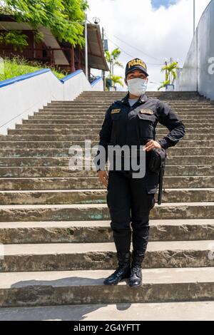 Die Nationale Polizistin bietet Schutz in der Hafenstadt Iquitos, Peru Stockfoto