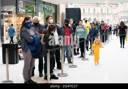 Bei der Eröffnung des Einkaufszentrums im St James Quarter in Edinburgh stehen die Menschen Schlange. Die erste Phase des neuen Einkaufszentrums wurde nach fünf Jahren Bauzeit eröffnet. Ausgabedatum: Donnerstag, 24. Juni 2021. Stockfoto