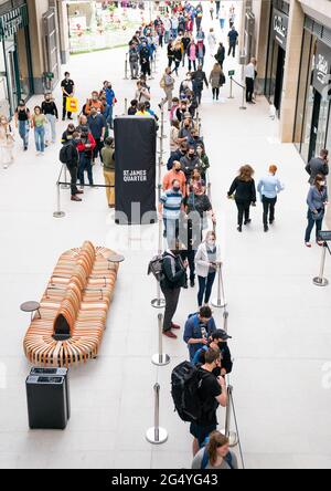 Bei der Eröffnung des Einkaufszentrums im St James Quarter in Edinburgh stehen die Menschen Schlange. Die erste Phase des neuen Einkaufszentrums wurde nach fünf Jahren Bauzeit eröffnet. Ausgabedatum: Donnerstag, 24. Juni 2021. Stockfoto