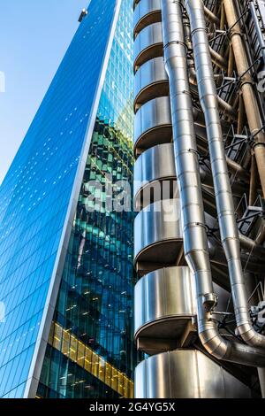 Außenansicht des Scalpel Building und Lloyds Building in der City of London, Großbritannien Stockfoto