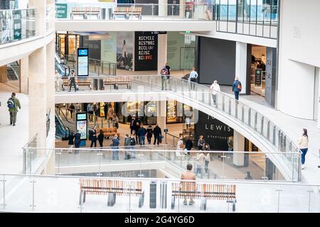 Die Haupteinkaufsfläche im Einkaufszentrum St. James Quarter in Edinburgh. Die erste Phase des neuen Einkaufszentrums wurde nach fünf Jahren Bauzeit eröffnet. Ausgabedatum: Donnerstag, 24. Juni 2021. Stockfoto
