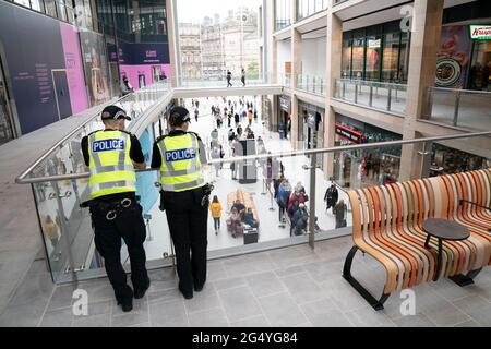 Die Haupteinkaufsfläche im Einkaufszentrum St. James Quarter in Edinburgh. Die erste Phase des neuen Einkaufszentrums wurde nach fünf Jahren Bauzeit eröffnet. Ausgabedatum: Donnerstag, 24. Juni 2021. Stockfoto
