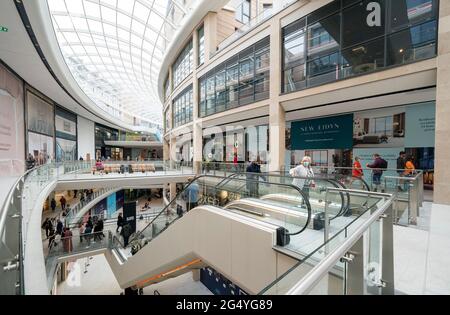 Die Haupteinkaufsfläche im Einkaufszentrum St. James Quarter in Edinburgh. Die erste Phase des neuen Einkaufszentrums wurde nach fünf Jahren Bauzeit eröffnet. Ausgabedatum: Donnerstag, 24. Juni 2021. Stockfoto