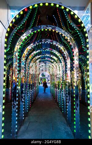 Tunnel aus Licht und Spiegel in der Passage der Conduit den Hof in Covent Garden, London, UK Stockfoto