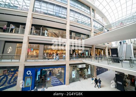 Die Haupteinkaufsfläche im Einkaufszentrum St. James Quarter in Edinburgh. Die erste Phase des neuen Einkaufszentrums wurde nach fünf Jahren Bauzeit eröffnet. Ausgabedatum: Donnerstag, 24. Juni 2021. Stockfoto