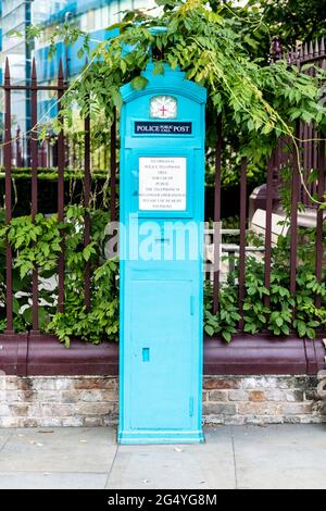 Alte, blaue Polizeibox vor der St. Botolph Without Aldgate Kirche in Aldgate, London, Großbritannien Stockfoto