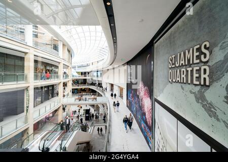 Die Haupteinkaufsfläche im Einkaufszentrum St. James Quarter in Edinburgh. Die erste Phase des neuen Einkaufszentrums wurde nach fünf Jahren Bauzeit eröffnet. Ausgabedatum: Donnerstag, 24. Juni 2021. Stockfoto