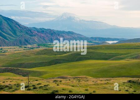 Malerische Landschaft Armeniens - Mount Big Ararat mit einem schneebedeckten Gipfel am frühen Morgen Stockfoto