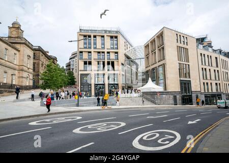 Der Leith Walk Eingang zum St James Quarter Shopping Centre in Edinburgh. Die erste Phase des neuen Einkaufszentrums wurde nach fünf Jahren Bauzeit eröffnet. Ausgabedatum: Donnerstag, 24. Juni 2021. Stockfoto