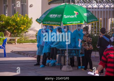 Phnom Penh, Kambodscha. 24. Juni 2021. Seit 4 Monaten kämpft Phnom Penh mit einem COVID - 19 Anstieg. EMTs in voller PSA leiten eine Massentest-/Impfstelle. Quelle: Kraig lieb / Alamy Live News Stockfoto