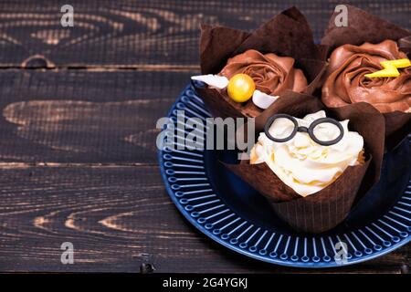Festliche Halloween oder Geburtstagskuchen mit magischen Attributen verziert. Schokolade und Vanille Buttercreme Kuchen Stockfoto