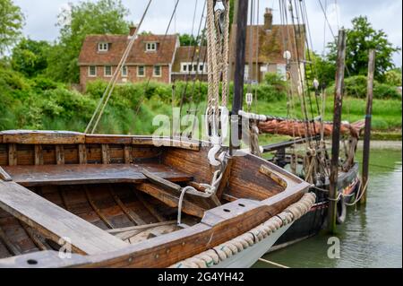 Im Vordergrund das Beiboot der Segelbarge 'Edith May' mit der Whitstable Oyster Smack Thistle F86, die dahinter in Lower Halstow, Kent, England, vertäut ist. Stockfoto