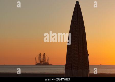 Vor der niederländischen Küste legen Windkraftanlagen der Schwerindustrie auf und bauen einen Offshore-Windpark für Windenergie Stockfoto