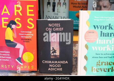 Gram von Chimamanda Ngozi Adichie im Schaufenster des Waterstones-Buchladens mit Büchern im Sommer 2021 London England Großbritannien KATHY DEWITT Stockfoto