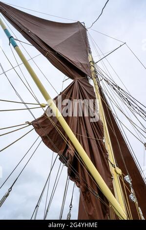 Takelage von Großsegeln und Obersegeln auf dem historischen Segelschiff „Edith May“ während einer Charterfahrt in der Themse-Mündung, Kent, England. Stockfoto