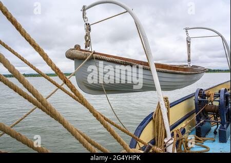 Seile und Beiboot auf dem historischen Segelschiff „Edith May“ während einer Charterfahrt in der Themse-Mündung, Kent, England. Stockfoto