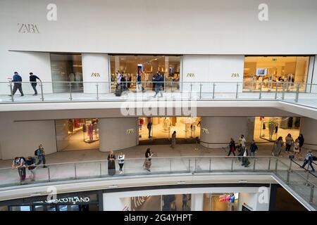 Edinburgh, Schottland, Großbritannien. 24. Juni 2021. Erste Bilder des neuen St. James Quarter, das heute Morgen in Edinburgh eröffnet wurde. Der große Einzel- und Wohnkomplex ersetzte das St. James Center, das den Standort viele Jahre lang besetzte. PIC: Neuer Zara-Laden im Einkaufszentrum. Iain Masterton/Alamy Live News Stockfoto