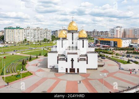 Lemberg, Ukraine - Juni, 2021: Luftaufnahme der Geburtskirche der seligen Jungfrau Maria in Sychiv, dem größten Wohngebiet in Lemberg, Ukraine Stockfoto