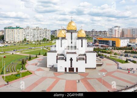 Lemberg, Ukraine - Juni, 2021: Luftaufnahme der Geburtskirche der seligen Jungfrau Maria in Sychiv, dem größten Wohngebiet in Lemberg, Ukraine Stockfoto