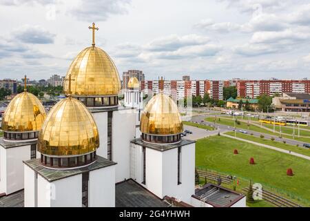 Lemberg, Ukraine - Juni, 2021: Luftaufnahme der Geburtskirche der seligen Jungfrau Maria in Sychiv, dem größten Wohngebiet in Lemberg, Ukraine Stockfoto