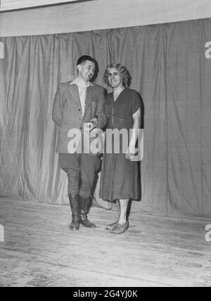 1954, historisch, zwei männliche Schauspieler, die in ihren Kostümen für die Pantomine auf der Bühne stehen, Mother Goose, einer in Drag, in einem Frauenkleid, England, Großbritannien. Stockfoto