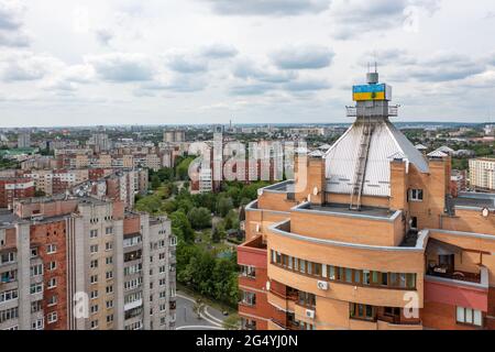 Lviv, Ukraine - Juni , 2021: Luftaufnahme auf Sykhiv, dem größten Wohngebiet in Lviv, Ukraine von Drohne. Chervonoyi Kalyny Avenue Stockfoto