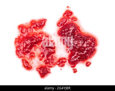 Zertrümmerte Himbeeren isoliert auf weißem Stockfoto