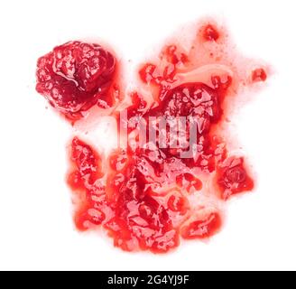 Zertrümmerte Himbeeren isoliert auf weißem Stockfoto