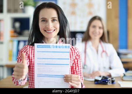 Versicherungsformular für die Gesundheit bei weiblichen Patienten in der Klinik Stockfoto