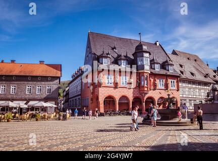 Rathaus mit Marktplatz von Goslar im Harz Stockfoto