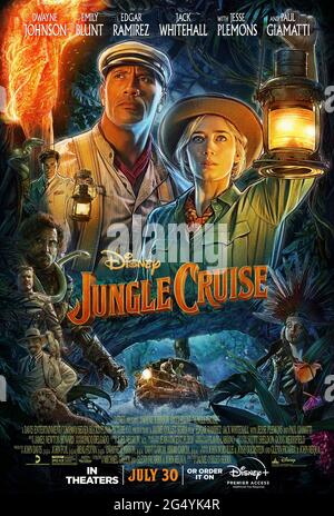 Dschungel Cruise (2020) unter der Regie von Jaume Collet-Serra und mit Dwayne Johnson, Emily Blunt, Jesse Plemons und Jack Whitehall in den Hauptrollen. Abenteuer mit großem Bildschirm, das auf Disneylands Freizeitpark-Fahrt basiert, über Passagiere auf einer unheilvollen Reise auf einem Flussboot. Stockfoto