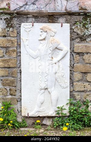 Geschnitztes Marmorrelief des römischen gottes Merkur im Schrein der vier Götter (Sacello dei Quattro dei) in der antiken Stadt Herculaneum, Kampanien, Italien Stockfoto