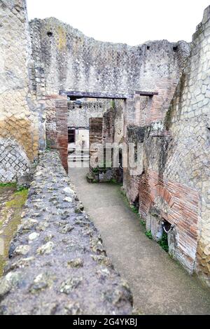 Straße an der archäologischen Stätte der antiken Stadt Herculaneum, Kampanien, Italien Stockfoto