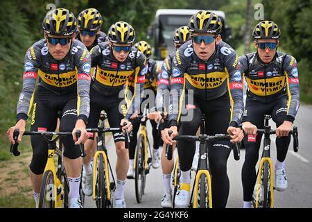 Der Niederländer Mike Teunissen vom Team Jumbo-Visma und der Belgier Wout Van Aert vom Team Jumbo-Visma wurden während einer Trainingseinheit vor der 108. Ausgabe von o abgebildet Stockfoto