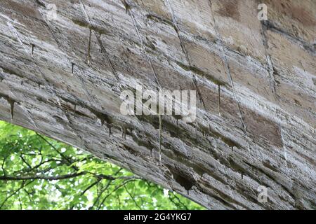 Stalaktiten unter der Brücke, Stalaktiten bilden sich unter einer Brücke Stockfoto