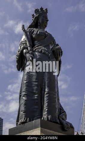 LONDON, VEREINIGTES KÖNIGREICH - 23. Jun 2021: Eine Statue der Königin Victoria von C B Birch am nördlichen Ende der Blackfriars-Brücke. Es ist doppelt so groß wie die Lebensdauer. Stockfoto