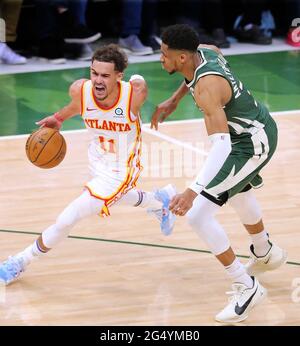 Milwaukee, USA. Juni 2021. Die Atlanta Hawks' Trae Young (11) fahren am Mittwoch, dem 23. Juni 2021, im Fiserv Forum in Milwaukee vorbei an den Giannis Antetokounmpo von Milwaukee Bucks auf dem Weg zum Korb in Spiel 1 der NBA Eastern Conference Finals. Die Hawks gewannen, 116-113. (Foto von Curtis Compton/Atlanta Journal-Constitution/TNS/Sipa USA) Quelle: SIPA USA/Alamy Live News Stockfoto