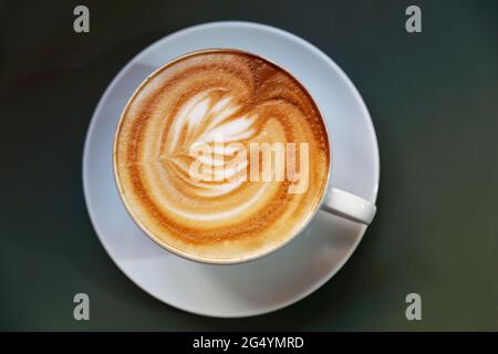 Cafe Latte (caffè e Latte) Espresso mit schaumigem Milchschaum, der auch das künstlerische Muster zeigt, das der Barista machen kann. Stockfoto