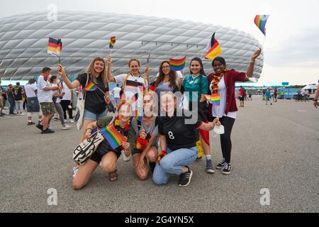 Fans besuchen die Allianz Arena beim Gruppenspiel Deutschland - UNGARN 2-2 bei den Fußball-UEFA-Europameisterschaften 2020 in der Saison 2020/2021 am 23. Juni 2021 in München, Deutschland. © Peter Schatz / Alamy Live News Stockfoto