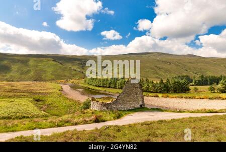 DUN DORNAIGIL BROCH SUTHERLAND SCOTLAND EIN EISENZEITALTER BROCH, DER ÜBER DEN UFERN DES STRATHMORE-FLUSSES GEBAUT WURDE Stockfoto