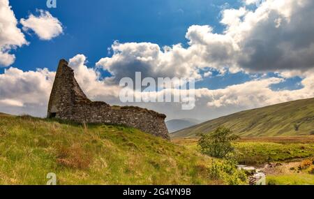 DUN DORNAIGIL BROCH SUTHERLAND SCHOTTLAND FRÜHSOMMER EISZEIT BROCH ÜBER DEN UFERN DES STRATHMORE FLUSSES Stockfoto