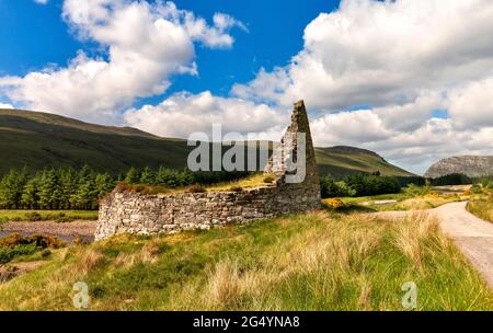 DUN DORNAIGIL BROCH SUTHERLAND SCHOTTLAND FRÜHSOMMER EISZEIT BROCH AM UFER DES STRATHMORE FLUSSES Stockfoto