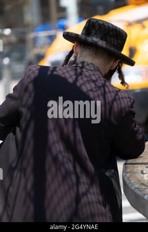 Ein anonymer orthodoxer jüdischer Mann mit Peyot auf der Lee Avenue in Williamsburg, Brooklyn, New York City. Stockfoto