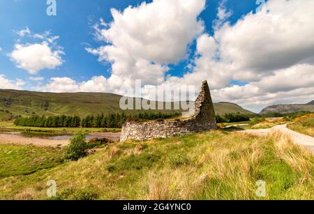 DUN DORNAIGIL BROCH SUTHERLAND SCOTLAND IRON AGE BROCH WURDE ÜBER DEN UFERN DES STRATHMORE RIVER GEBAUT Stockfoto