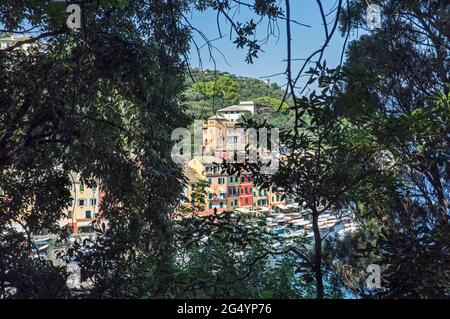 Panorama von Portofino, einem kleinen italienischen Fischerdorf, Provinz Genua, Italien. Ein Urlaubsort mit einem malerischen Hafen und mit Berühmtheit und Kunst Stockfoto