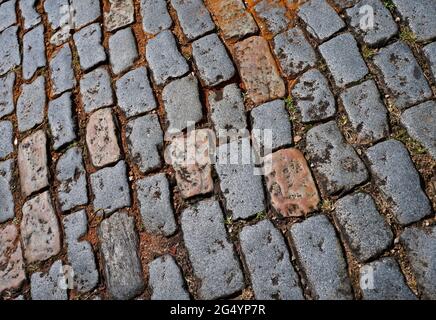 Typische Pflastersteine in der historischen Stadt Ouro Preto, Brasilien Stockfoto