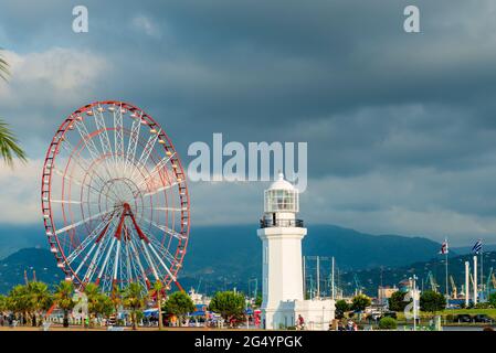 Blick auf das Riesenrad am Batumi-Damm Stockfoto