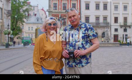 Ältere Paar Großmutter Großvater Touristen reden auf der Stadtstraße, Urlaub Urlaub Reisen Stockfoto